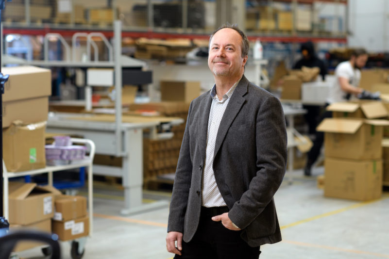 Bilden visar Anders Borgström, key account manager på ÅJ Distribution, i vår produktionshall för logistik av marknadsmaterial för säljorganisationer och kedjeföretag inom Retail.