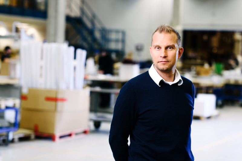 Bilden visar Michael Wessberg, en av våra projektledare på ÅJ Distribution, i vår produktionshall för logistik av marknadsmaterial för säljorganisationer och kedjeföretag inom Retail.