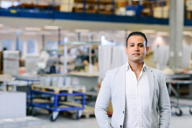 Bilden visar Rami Mansour, ÅJ Distribution, i vår produktionshall för logistik av marknadsmaterial för säljorganisationer och kedjeföretag inom Retail.