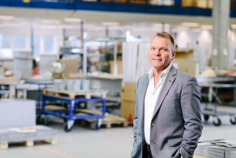 Bilden visar Anders Norin, produktionschef på ÅJ Distribution, i vår produktionshall för logistik av marknadsmaterial för säljorganisationer och kedjeföretag inom Retail.